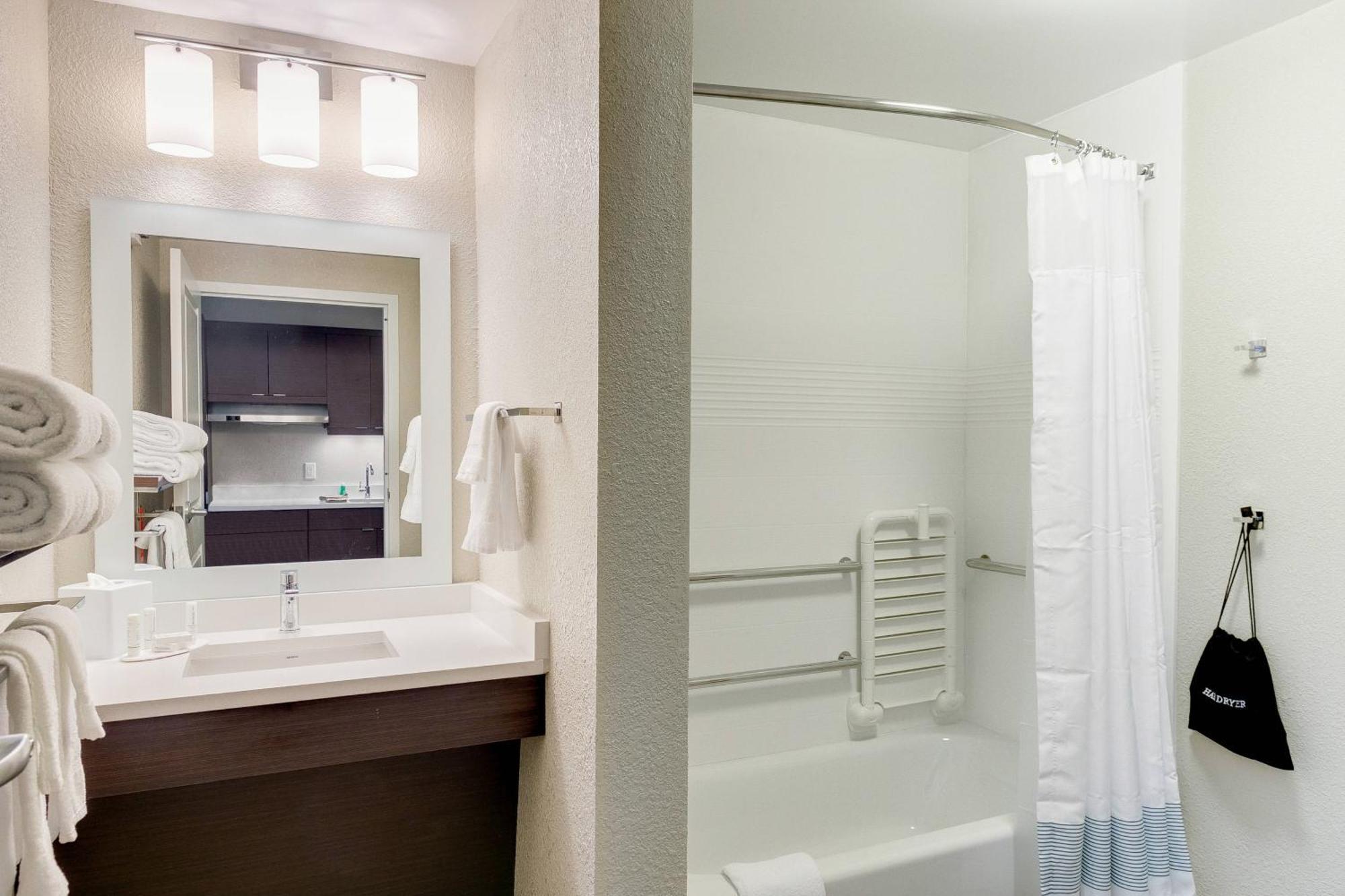 Studio with Two Queen Beds - Hearing Accessible